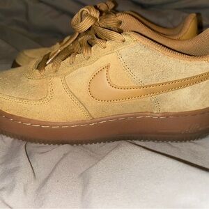 Nike 
boys sneakers SIZE 6 
Tan color